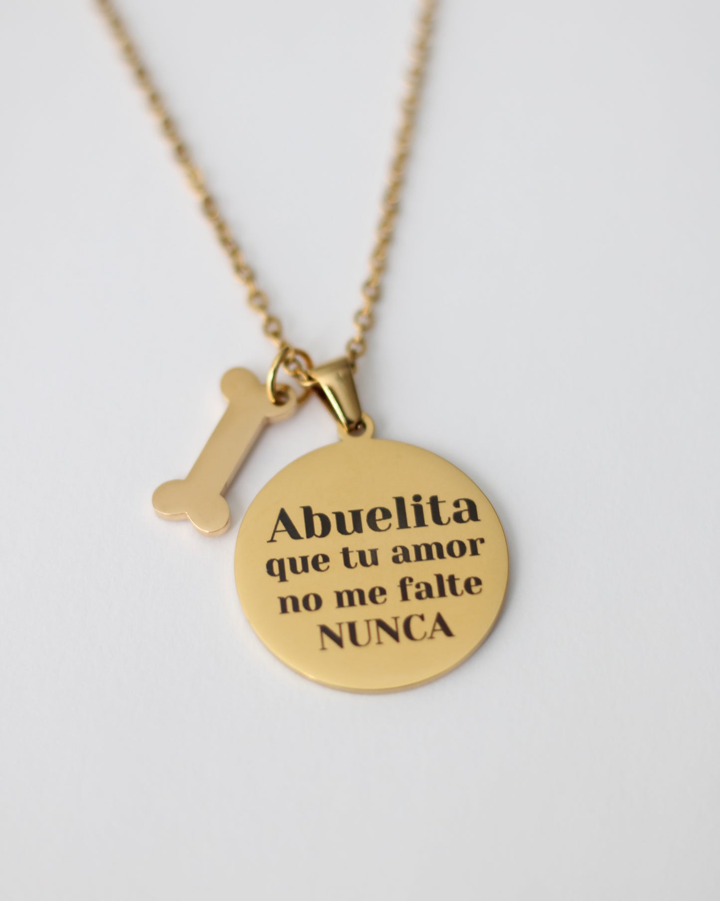 Personalized round necklace with text