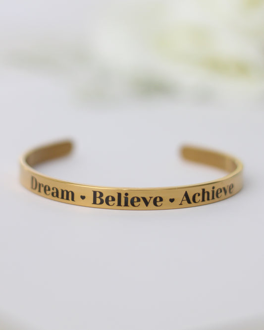 Personalized bracelet with text